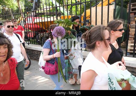 Londra, UK 26 Maggio 2018: i visitatori al Chelsea Flower Show 2018 lasciare il giorno finale con forti sconti fiori e piante.Credit: Claire Doherty/Alamy Live News Foto Stock