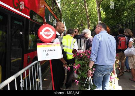 Londra, UK 26 Maggio 2018: i visitatori al Chelsea Flower Show 2018 lasciare il giorno finale con forti sconti fiori e piante.Credit: Claire Doherty/Alamy Live News Foto Stock
