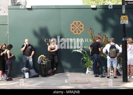 Londra, UK 26 Maggio 2018: i visitatori al Chelsea Flower Show 2018 lasciare il giorno finale con forti sconti fiori e piante.Credit: Claire Doherty/Alamy Live News Foto Stock