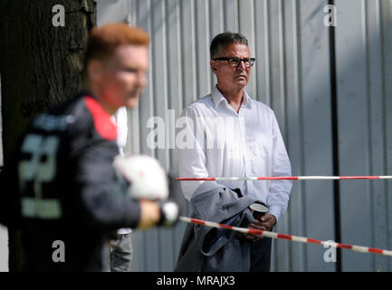 Karlsruhe, Deutschland. 26 Maggio, 2018. Helmut Sandrock (KSC managing director) ai margini (mi). GES/calcio/Oberliga: Karlsruher SC 2 - FV Ravensburg, 26.05.2018 - | Utilizzo di credito in tutto il mondo: dpa/Alamy Live News Foto Stock