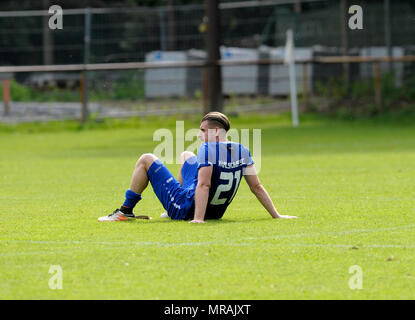 Karlsruhe, Deutschland. 26 Maggio, 2018. Michael Reith (KSC) (sinistra) a terra dopo la fine del gioco GES/calcio/Oberliga: Karlsruher SC 2 - FV Ravensburg, 26.05.2018 - | Utilizzo di credito in tutto il mondo: dpa/Alamy Live News Foto Stock