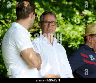 Karlsruhe, Deutschland. 26 Maggio, 2018. Helmut Sandrock (KSC manager) in disparte. GES/calcio/Oberliga: Karlsruher SC 2 - FV Ravensburg, 26.05.2018 - | Utilizzo di credito in tutto il mondo: dpa/Alamy Live News Foto Stock