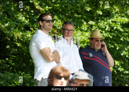 Karlsruhe, Deutschland. 26 Maggio, 2018. Helmut Sandrock (KSC manager) sul margine (mi). GES/calcio/Oberliga: Karlsruher SC 2 - FV Ravensburg, 26.05.2018 - | Utilizzo di credito in tutto il mondo: dpa/Alamy Live News Foto Stock