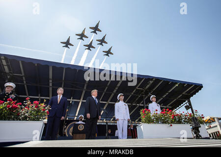 Annapolis, MD - settimana di maggio 21: Presidente Trump assiste il 2018 U.S. L'Accademia Navale di graduazione e cerimonia di messa in funzione presso il Navy Marine Corps Memorial Stadium, Venerdì, 25 maggio 2018, in Annapolis, MD., durante un cavalcavia celebrativo dell'U.S. Navy Blue Angels Persone: presidente Donald Trump Foto Stock