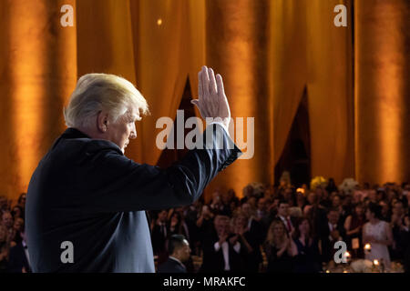 WASHINGTON, DC - settimana di maggio 21: Presidente Trump onde per il pubblico al Susan B. Anthony Elenco di undicesima edizione della Campagna annuale per la vita Gala presso il National Building Museum, Martedì, 22 maggio 2018, a Washington, DC Persone: presidente Donald Trump Foto Stock