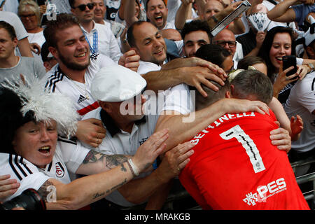 Londra, Regno Unito. 26 Maggio, 2018. Fulham, Londra, Regno Unito, 26 maggio 2018. Marcus Bettinelli di Fulham viene assaliti dal Fulham fan come essi celebrare dopo che hanno vinto la promozione per la Premier League. EFL campionato Skybet play off final , Aston Villa v Fulham allo Stadio di Wembley a Londra il sabato 26 maggio 2018. Questa immagine può essere utilizzata solo per scopi editoriali. Solo uso editoriale, è richiesta una licenza per uso commerciale. Nessun uso in scommesse, giochi o un singolo giocatore/club/league pubblicazioni. pic da Steffan Bowen/ Andrew Orchard fotografia sportiva/Alamy Live news Credito: Andrew Orchard fotografia sportiva/Alam Foto Stock