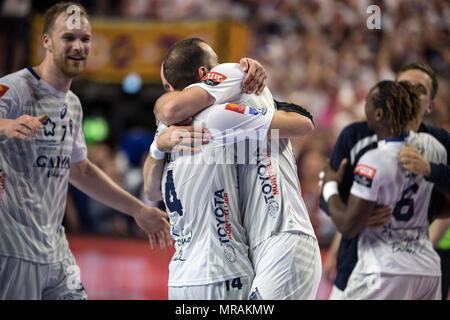 26 maggio 2018, Germania, Colonia: pallamano, Champions League, Vardar Skopje vs Montpellier HB, semi-finals presso la Lanxess Arena. Montpellier i giocatori di celebrare la loro vittoria. Foto: Federico Gambarini/dpa Foto Stock