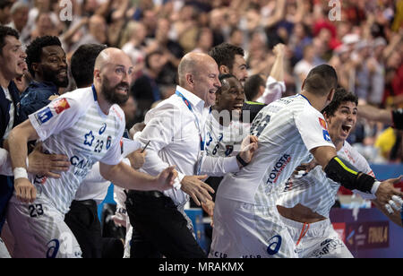 26 maggio 2018, Germania, Colonia: pallamano, Champions League, Vardar Skopje vs Montpellier HB, semi-finals presso la Lanxess Arena. Montpellier i giocatori di celebrare la loro vittoria. Foto: Federico Gambarini/dpa Foto Stock