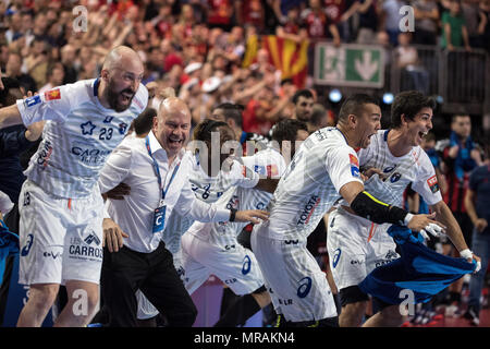 26 maggio 2018, Germania, Colonia: pallamano, Champions League, Vardar Skopje vs Montpellier HB, semi-finals presso la Lanxess Arena. Montpellier i giocatori di celebrare la loro vittoria. Foto: Federico Gambarini/dpa Foto Stock