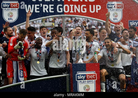 Londra, Regno Unito. 26 Maggio, 2018. Fulham giocatori celebrare vincente di promozione per la Premier League. EFL campionato Skybet play off final , Aston Villa v Fulham allo Stadio di Wembley a Londra il sabato 26 maggio 2018. Questa immagine può essere utilizzata solo per scopi editoriali. Solo uso editoriale, è richiesta una licenza per uso commerciale. Nessun uso in scommesse, giochi o un singolo giocatore/club/league pubblicazioni. pic da Steffan Bowen/ Andrew Orchard fotografia sportiva/Alamy Live news Credito: Andrew Orchard fotografia sportiva/Alamy Live News Foto Stock