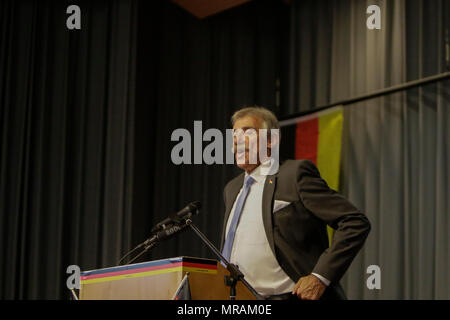 Jockgrim, Germania. 26 maggio 2018. Il leader parlamentare del partito AfD nel Landtag (parlamento) della Renania Palatinato Uwe Junge parla sul podio. Il gruppo parlamentare di destra populista AfD (alternativa per la Germania) partito della Renania Palatinato ha celebrato il secondo anniversario della loro entrata nella Renania Palatinato parlamento statale nel 2016 elezione dello stato nel sud del Palatinato città di Jockgrim. Un contatore-protesta è stata organizzata da diversi gruppi al di fuori sede. Credito: Michael Debets/Alamy Live News Foto Stock