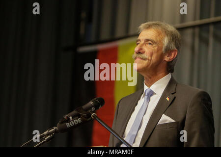 Jockgrim, Germania. 26 maggio 2018. Il leader parlamentare del partito AfD nel Landtag (parlamento) della Renania Palatinato Uwe Junge parla sul podio. Il gruppo parlamentare di destra populista AfD (alternativa per la Germania) partito della Renania Palatinato ha celebrato il secondo anniversario della loro entrata nella Renania Palatinato parlamento statale nel 2016 elezione dello stato nel sud del Palatinato città di Jockgrim. Un contatore-protesta è stata organizzata da diversi gruppi al di fuori sede. Credito: Michael Debets/Alamy Live News Foto Stock