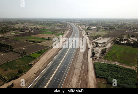 Multan, Pakistan. 26 Maggio, 2018. Foto scattata il 25 Maggio 2018 mostra la sezione Multan-Shujaabad di autostrada Multan-Sukkur di Multan, in Pakistan. Primo Ministro pakistano Shahid Khaqan Abbasi sabato ha inaugurato la prima sezione della 392 km di autostrada Multan-Sukkur, la più grande infrastruttura di trasporto il progetto sotto la China-Pakistan corridoio economico (CPEC) in Multan nel paese orientale della provincia del Punjab. Credito: Ahmad Kamal/Xinhua/Alamy Live News Foto Stock