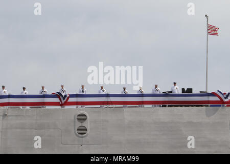 New Hampshire, Stati Uniti d'America. 26 maggio 2018. I marinai uomo le rotaie del Littitorial Combat Ship USS Manchester (LCS-14) come esso viene posto in commision Sabato, Maggio 26th, 2018 a Portsmouth, New Hampshire. Credito: Michele Peterson/Alamy Live News Foto Stock
