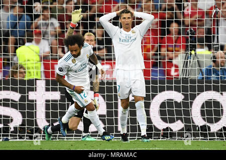 26 maggio 2018, Ucraina, Kiev: calcio, Champions League, Real Madrid vs Liverpool FC, finali all'Olimpiyskiy National Sports Complex. Madrid è Cristiano Ronaldo (C) mette le mani sulla sua testa. Foto: Ina Fassbender/dpa Credito: dpa picture alliance/Alamy Live News Foto Stock