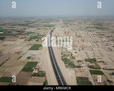 Multan, Pakistan. 26 Maggio, 2018. Foto scattata il 25 Maggio 2018 mostra la sezione Multan-Shujaabad di autostrada Multan-Sukkur di Multan, in Pakistan. Primo Ministro pakistano Shahid Khaqan Abbasi sabato ha inaugurato la prima sezione della 392 km di autostrada Multan-Sukkur, la più grande infrastruttura di trasporto il progetto sotto la China-Pakistan corridoio economico (CPEC) in Multan nel paese orientale della provincia del Punjab. Credito: Ahmad Kamal/Xinhua/Alamy Live News Foto Stock