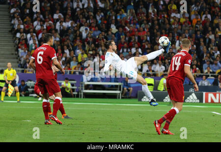 Kiev, Ucraina. 26 Maggio, 2018. Gareth Bale del Real Madrid segna un secondo obiettivo durante la finale di UEFA Champions League 2018 gioco contro il Liverpool a NSC Olimpiyskiy Stadium di Kiev, Ucraina. Credito: Oleksandr Prykhodko/Alamy Live News Foto Stock