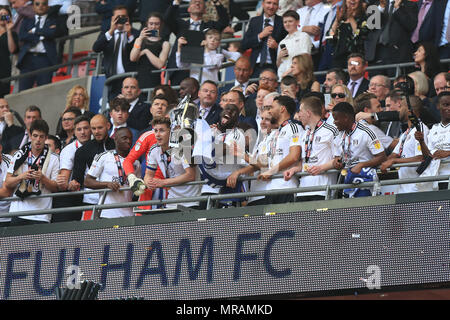 Lo stadio di Wembley, Londra, Regno Unito. 26 Maggio, 2018. immagine può essere utilizzata solo per scopi editoriali. Solo uso editoriale, è richiesta una licenza per uso commerciale. Nessun uso in scommesse, giochi o un singolo giocatore/club/league pubblicazioni. EFL Campionato di calcio, playoff finali, Aston Villa contro il Fulham; Aboubakar Kamara di Fulham e sollevare il campionato playoff finale trofeo Credito: Azione Sport Plus/Alamy Live News Foto Stock