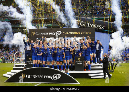 Aviva Stadium, Dublino, Irlanda. 26 Maggio, 2018. Guinness Pro14 finale di rugby, il Leinster versus Scarlets; Leinster sollevare il Guinness Pro14 trofeo Credito: Azione Sport Plus/Alamy Live News Foto Stock