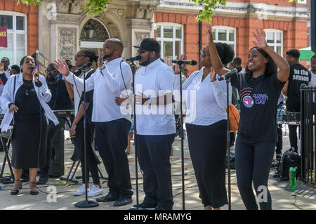 Londra, Regno Unito. 26 Maggio, 2018. Un coro gospel canta alla Brixton La Chiesa Avventista del Settimo Giorno 'Essere il cambiamento' evento in Piazza Windrush, Brixton contro la pistola e il coltello della criminalità. Essi avevano marciato la breve distanza della piazza della chiesa e sono state appena iniziando un programma di canto gospel, presentazioni e la preghiera per la comunità e per coloro che sono colpiti da questi crimini. Credito: Peter Marshall / Alamy Live News Foto Stock