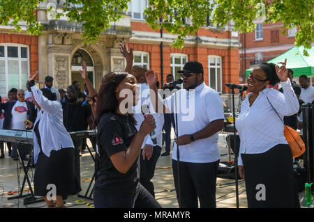 Londra, Regno Unito. 26 Maggio, 2018. Un coro gospel canta alla Brixton La Chiesa Avventista del Settimo Giorno 'Essere il cambiamento' evento in Piazza Windrush, Brixton contro la pistola e il coltello della criminalità. Essi avevano marciato la breve distanza della piazza della chiesa e sono state appena iniziando un programma di canto gospel, presentazioni e la preghiera per la comunità e per coloro che sono colpiti da questi crimini. Credito: Peter Marshall / Alamy Live News Foto Stock