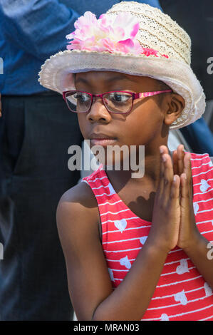 Londra, Regno Unito. 26 Maggio, 2018. Una ragazza in un cappello tubicini per il coro gospel alla Brixton La Chiesa Avventista del Settimo Giorno 'Essere il cambiamento' evento in Piazza Windrush, Brixton contro la pistola e il coltello della criminalità. Essi avevano marciato la breve distanza della piazza della chiesa e sono state appena iniziando un programma di canto gospel, presentazioni e la preghiera per la comunità e per coloro che sono colpiti da questi crimini. Londra il tasso di omicidi è aumentata di oltre un terzo negli ultimi tre anni e lo scorso anno ha visto un aumento del 22% registrato nella criminalità coltello e 11% nella pistola criminalità. Credito: Peter Marshall / Alamy Live News Foto Stock