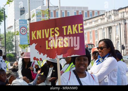 Londra, Regno Unito. 26 maggio 2018. 10.30,windrush square, Brixton LONDON REGNO UNITO comunità e i membri di chiesa hanno marciato per anti la pistola e il coltello la criminalità . Credito: Philip Robins/Alamy Live News Foto Stock