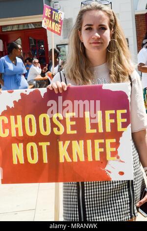 Londra, Regno Unito. 26 maggio 2018. 10.30,windrush square, Brixton LONDON REGNO UNITO comunità e i membri di chiesa hanno marciato per anti la pistola e il coltello la criminalità . Credito: Philip Robins/Alamy Live News Foto Stock