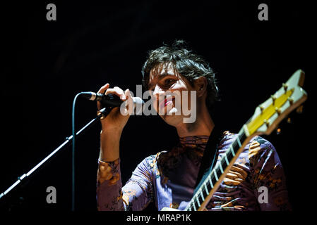 Brighton, East Sussex. 26 maggio 2018. Cantante americana cantautore Ezra Furman notizia Brighton Dome sul finale di Sabato del Festival di Brighton. Il festival di quest'anno, la valutazione diretta da David Shrigley, è una celebrazione annuale delle arti di luogo in tutta la Brighton & Hove dal 5 al 27 maggio. Credito: Francesca Moore/Alamy Live News Foto Stock