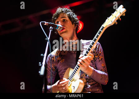 Brighton, East Sussex. 26 maggio 2018. Cantante americana cantautore Ezra Furman notizia Brighton Dome sul finale di Sabato del Festival di Brighton. Il festival di quest'anno, la valutazione diretta da David Shrigley, è una celebrazione annuale delle arti di luogo in tutta la Brighton & Hove dal 5 al 27 maggio. Credito: Francesca Moore/Alamy Live News Foto Stock