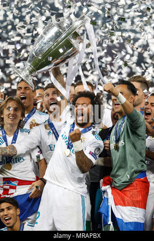 Kiev, Ucraina. 26 Maggio, 2018. Marcelo del Real Madrid solleva il trofeo dopo la finale di UEFA Champions League match tra il Real Madrid e il Liverpool a Olimpiyskiy National Sports Complex su 26 Maggio 2018 a Kiev, Ucraina. (Foto di Daniel Chesterton/phcimages.com) Credit: Immagini di PHC/Alamy Live News Foto Stock