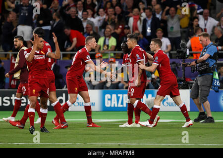 Kiev, Ucraina. 26 Maggio, 2018. Sadio Mane di Liverpool celebra dopo aver segnato il suo lato del primo obiettivo di uniformare e rendere il cliente 1-1 durante la finale di UEFA Champions League match tra il Real Madrid e il Liverpool a Olimpiyskiy National Sports Complex su 26 Maggio 2018 a Kiev, Ucraina. (Foto di Daniel Chesterton/phcimages.com) Credit: Immagini di PHC/Alamy Live News Foto Stock