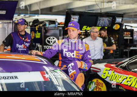 26 maggio 2018: Monster Energy Cup NASCAR driver della serie Denny Hamlin (11) sale nella sua auto per coca-cola 600 pratica. Concord, NC Jonathan Huff/CSM Credito: Cal Sport Media/Alamy Live News Foto Stock