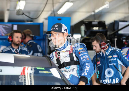 26 maggio 2018: Monster Energy Cup NASCAR driver della serie Kyle Larson (42) sale nella sua auto per coca-cola 600 pratica. Concord, NC Jonathan Huff/CSM Credito: Cal Sport Media/Alamy Live News Foto Stock