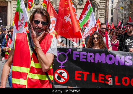 Lione, Francia, 26 Maggio 2018: gli anarchici e militanti antifasciste, supportati da membri di estrema sinistra orgaanizations, sono visti a Lione centro-orientale (Francia), il 26 maggio 2018, come essi marzo per chiedere la chiusura del bastione sociale - in francese : le Bastion sociale - un posto occupato dalla estrema destra militanti di Lione e tra di loro, i membri di GUD (Unione europea e il gruppo di difesa) e generazione Identitaire (generazione di identità). Credito: Serge Mouraret/Alamy Live News. Foto Stock