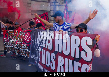 Lione, Francia, 26 Maggio 2018: gli anarchici e militanti antifasciste, supportati da membri di estrema sinistra orgaanizations, sono visti a Lione centro-orientale (Francia), il 26 maggio 2018, come essi marzo per chiedere la chiusura del bastione sociale - in francese : le Bastion sociale - un posto occupato dalla estrema destra militanti di Lione e tra di loro, i membri di GUD (Unione europea e il gruppo di difesa) e generazione Identitaire (generazione di identità). Credito: Serge Mouraret/Alamy Live News. Foto Stock