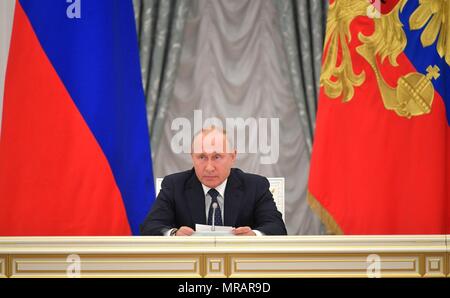 Mosca, Russia. 26 maggio 2018. Il presidente russo Vladimir Putin sedie il primo incontro dei nuovi ministri del governo presso il Cremlino Maggio 26, 2018 a Mosca, in Russia. (Presidenza russa via Planetpix) Credito: Planetpix/Alamy Live News Foto Stock