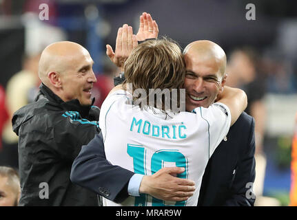 Kiev, Ucraina. 22 Mar, 2018. Del Real Madrid in capo allenatore Zinedine Zidane (R) e MODRIC (C) celebrare dopo aver vinto la finale di UEFA Champions League Soccer Match Real Madrid vs Liverpool FC, al NSC Olimpiyskiy stadium a Kiev il 26 maggio 2018. Credito: Serg Glovny/ZUMA filo/Alamy Live News Foto Stock