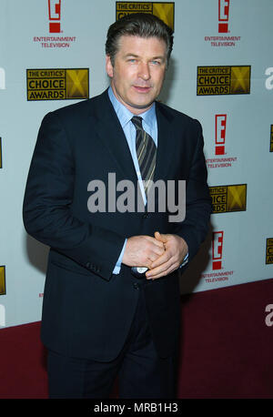 Alec Baldwin arrivando alla nona edizione critica' Choice Awards presso il Beverly Hills Hotel di Los Angeles. Gennaio, 10, 2004. Tappeto rosso Evento, verticale, STATI UNITI D'AMERICA, industria cinematografica, celebrità, fotografia, Bestof, arte cultura e intrattenimento, Topix celebrità moda , meglio di, evento nella vita di Hollywood - California, tappeto rosso, USA, industria cinematografica, celebrità, movie celebrità, personaggi televisivi, musica celebrità, fotografia, arte cultura e intrattenimento, , inchiesta tsuni@Gamma-USA.com , verticali, una persona, tre quarti Foto Stock