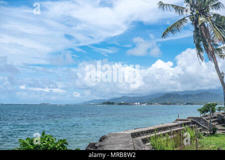 Porto di Apia e Waterfront, con navigazione commerciale porto e nave portacontainer in background - Isola Upolu, Samoa Occidentale e Sud Pacifico Foto Stock