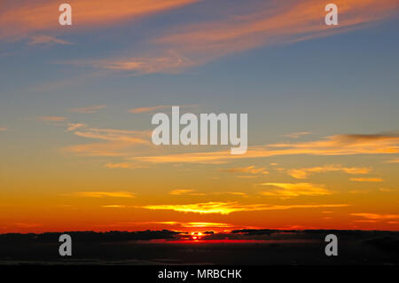 Questo tramonto è preso dalla cima del Mauna Kea sulla Big Island delle Hawaii Foto Stock