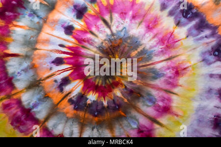 Tye Dye Modello di turbolenza con arancione, viola, giallo, rosa, bianco e le sfumature di blu. Foto Stock
