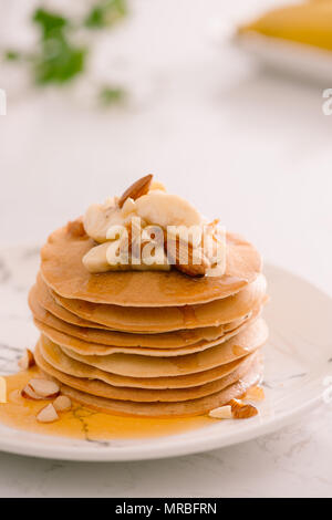 Banana anacardi pancake con banane e salsa al caramello. Foto Stock