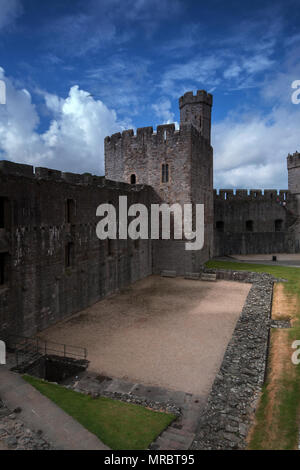 Cortile interno del Caernarfon Castle nel Galles del Nord, Regno Unito. Foto Stock