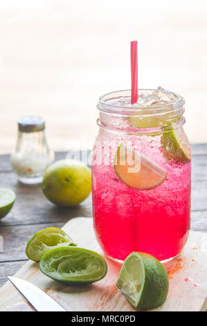 Rosso di soda calce Soda bevanda, una miscela di nettare rosso, sale, limone e bicarbonato di sodio miscelati insieme per aggiornare e di estinguere la sete. Foto Stock