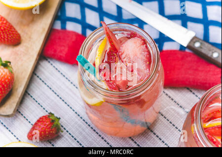 Succo di fragola e limone soda succo di frutta mista con soda. Aggiungere sapore per migliorare la salute del corpo può fare a casa. Succo di frutta sulla giorni vuoti o parte Foto Stock