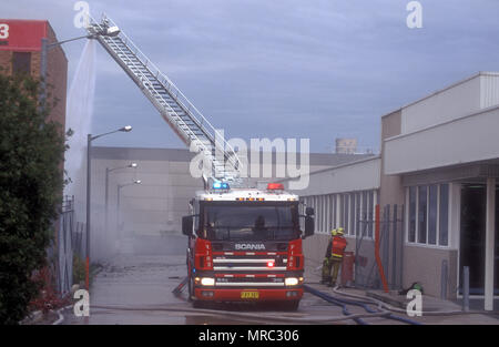 I vigili del fuoco di mettere fuori un incendio in fabbrica, Sydney, Nuovo Galles del Sud, Australia Foto Stock