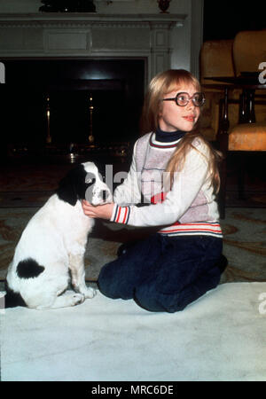 Washington, DC 1977/01/21 Amy Carter con il suo nuovo cucciolo in Dioplomatic sala di accoglienza della Casa Bianca su gennaio 21, 1977--Jimmy Carter prima della piena come presidente. Questa immagine è stata la copertura del tempo per quella settimana. Foto di Dennis Brack B 1 Foto Stock