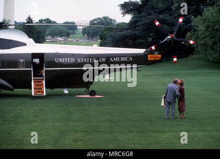 Washington, DC 1978/09/04 Presidente e Rosslyn Carter durante un addio bacio sulla South Lawn della Casa Bianca. Foto di Dennis Brack B 1 Foto Stock