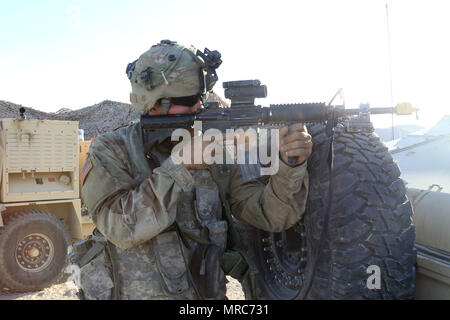 Travis privato erbaccia, assegnato alla società di sede, 150° Battaglione ingegnere, Mississippi Esercito Nazionale Guardia, difende il perimetro durante una simulazione di attacco del tactical operations center Giugno 3, 2017, a Fort Irwin, California. (Mississippi Guardia Nazionale foto di Sgt. DeUndra Brown, 102d affari pubblici distacco) Foto Stock